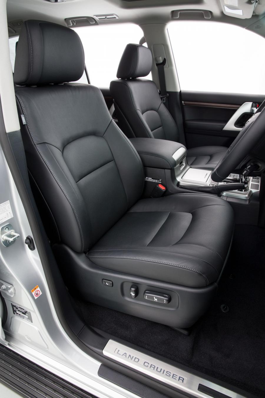 Интерьер Toyota Land Cruiser 200 VX (UZJ200) 2015 года  (AU) (фото 8 из 11)